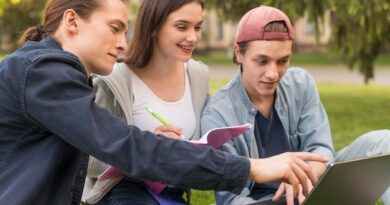 cursos gratuitos en habilidades digitales ofrecidos por la iniciativa público-privada SENATIC en Colombia, para reducir la brecha digital