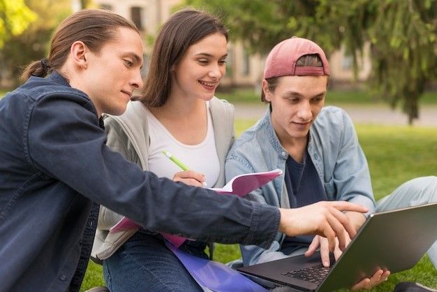 cursos gratuitos en habilidades digitales ofrecidos por la iniciativa p&uacute;blico-privada SENATIC en Colombia, para reducir la brecha digital