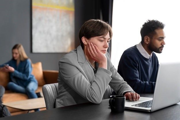 bajo compromiso de los empleados PIB global