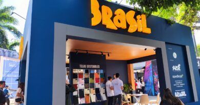 Delegación brasileña en Colombiatex 2025, mostrando maquinaria y tecnología textil avanzada.