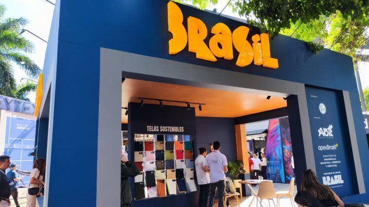 Brasil lidera en tecnología y maquinaria textil en Colombiatex 2025 Delegación brasileña en Colombiatex 2025, mostrando maquinaria y tecnología textil avanzada.