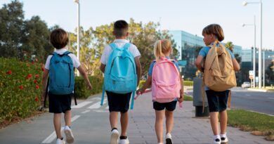 Te contamos por qué el calzado y los accesorios de calidad son esenciales para garantizar un regreso a clases seguro y exitoso. Aprende sobre su impacto en el rendimiento académico y físico.