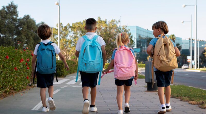 Te contamos por qué el calzado y los accesorios de calidad son esenciales para garantizar un regreso a clases seguro y exitoso. Aprende sobre su impacto en el rendimiento académico y físico.