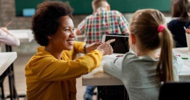 Descubre las 4 tecnologías educativas más innovadoras que cambiarán las aulas en 2025, desde la realidad virtual hasta la inteligencia artificial, mejorando el aprendizaje en todas las modalidades.