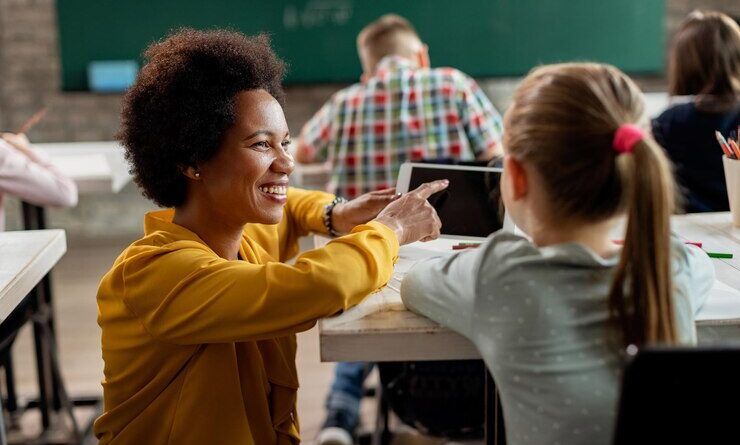 Descubre las 4 tecnologías educativas más innovadoras que cambiarán las aulas en 2025, desde la realidad virtual hasta la inteligencia artificial, mejorando el aprendizaje en todas las modalidades.
