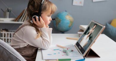 El aprendizaje temprano del inglés es crucial para la competitividad de Colombia. Dominar este idioma desde la infancia abre puertas a oportunidades educativas y laborales globales para los jóvenes colombianos.