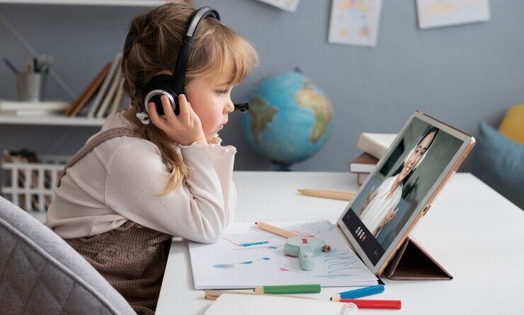 El aprendizaje temprano del inglés es crucial para la competitividad de Colombia. Dominar este idioma desde la infancia abre puertas a oportunidades educativas y laborales globales para los jóvenes colombianos.