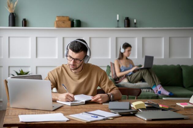 Banco Santander y Coursera abren inscripciones para 10 mil becas gratuitas en 13 pa&iacute;ses. Accede a m&aacute;s de 13.000 cursos de marketing, sostenibilidad, ciencia de datos y m&aacute;s, sin costo alguno. 