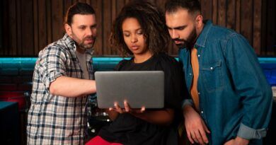 La inclusión de las mujeres en STEM es esencial para liderar la Cuarta Revolución Industrial. A través de la educación y el reskilling, se busca aumentar su participación en ciencia, tecnología, ingeniería y matemáticas, fortaleciendo la innovación y el crecimiento económico a nivel global.