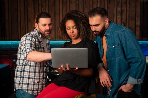La inclusi&oacute;n de las mujeres en STEM es esencial para liderar la Cuarta Revoluci&oacute;n Industrial. A trav&eacute;s de la educaci&oacute;n y el reskilling, se busca aumentar su participaci&oacute;n en ciencia, tecnolog&iacute;a, ingenier&iacute;a y matem&aacute;ticas, fortaleciendo la innovaci&oacute;n y el crecimiento econ&oacute;mico a nivel global.