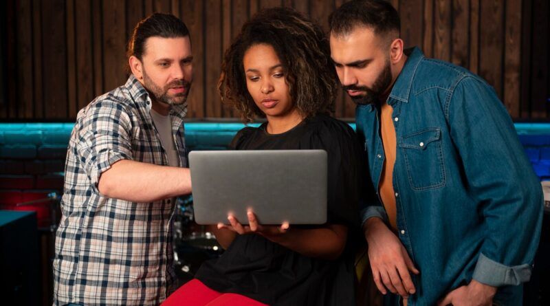 La inclusión de las mujeres en STEM es esencial para liderar la Cuarta Revolución Industrial. A través de la educación y el reskilling, se busca aumentar su participación en ciencia, tecnología, ingeniería y matemáticas, fortaleciendo la innovación y el crecimiento económico a nivel global.