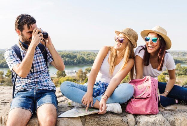 La inteligencia artificial está cambiando la atención al cliente en el turismo, optimizando tiempos de respuesta y personalizando la experiencia del viajero, con avances que permiten gestionar consultas y extensos procesos en solo un minuto. La inteligencia artificial está cambiando la atención al cliente en el turismo, optimizando tiempos de respuesta y personalizando la experiencia del viajero, con avances que permiten gestionar consultas y extensos procesos en solo un minuto.