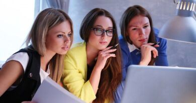 El sector tecnológico colombiano enfrenta el desafío de atraer más mujeres a las carreras TI. Iniciativas como las de Fedesoft buscan cerrar la brecha de género y fomentar la innovación a través de la educación STEM.