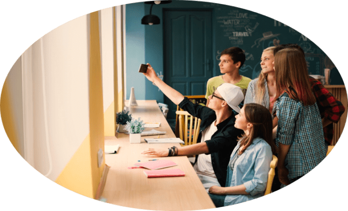 La implementaci&oacute;n de fibra &oacute;ptica en las instituciones educativas est&aacute; transformando el aprendizaje, brindando acceso a informaci&oacute;n global y optimizando recursos. Este avance tecnol&oacute;gico mejora la conectividad de las aulas, facilita la colaboraci&oacute;n docente y promueve una ense&ntilde;anza m&aacute;s sostenible y moderna.