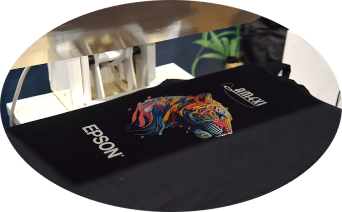 Desde la personalizaci&oacute;n de productos hasta la sostenibilidad, innovaciones como la impresi&oacute;n digital y las soluciones ecol&oacute;gicas est&aacute;n redefiniendo el futuro de la moda y mejorando la eficiencia en los procesos de producci&oacute;n.