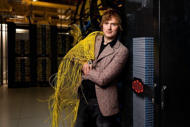 El dise&ntilde;ador Maximilian Raynor revela en la pasarela un vestido hecho con cables y componentes de centros de datos, mostrando el "rostro f&iacute;sico" del Internet. Una propuesta creativa que visualiza la infraestructura digital que conecta el mundo.