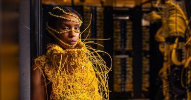 El diseñador Maximilian Raynor revela en la pasarela un vestido hecho con cables y componentes de centros de datos, mostrando el "rostro físico" del Internet. Una propuesta creativa que visualiza la infraestructura digital que conecta el mundo.