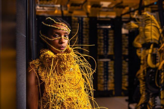 El dise&ntilde;ador Maximilian Raynor revela en la pasarela un vestido hecho con cables y componentes de centros de datos, mostrando el "rostro f&iacute;sico" del Internet. Una propuesta creativa que visualiza la infraestructura digital que conecta el mundo.