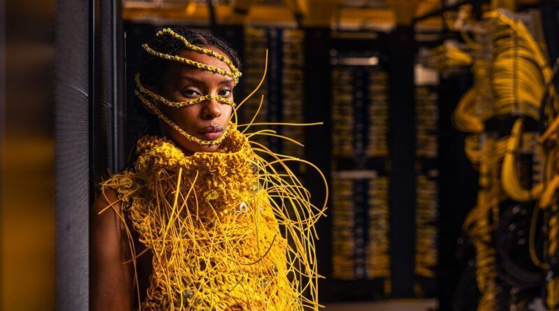 El diseñador Maximilian Raynor revela en la pasarela un vestido hecho con cables y componentes de centros de datos, mostrando el "rostro físico" del Internet. Una propuesta creativa que visualiza la infraestructura digital que conecta el mundo.