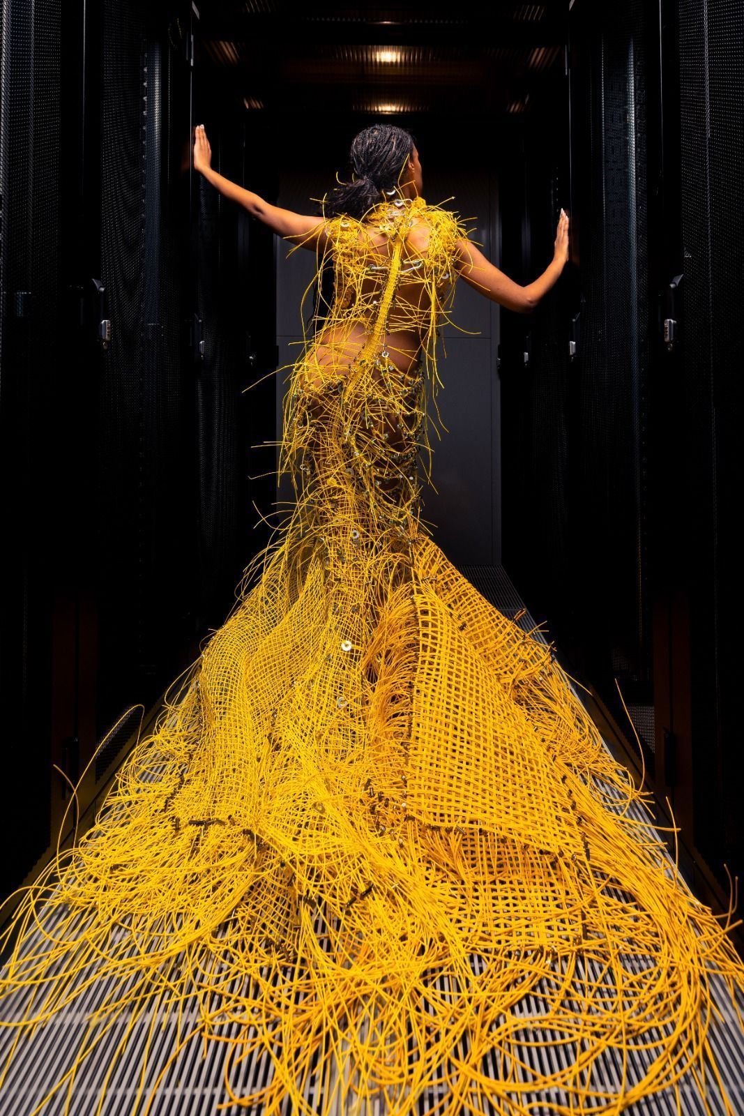 El dise&ntilde;ador Maximilian Raynor revela en la pasarela un vestido hecho con cables y componentes de centros de datos, mostrando el "rostro f&iacute;sico" del Internet. Una propuesta creativa que visualiza la infraestructura digital que conecta el mundo.