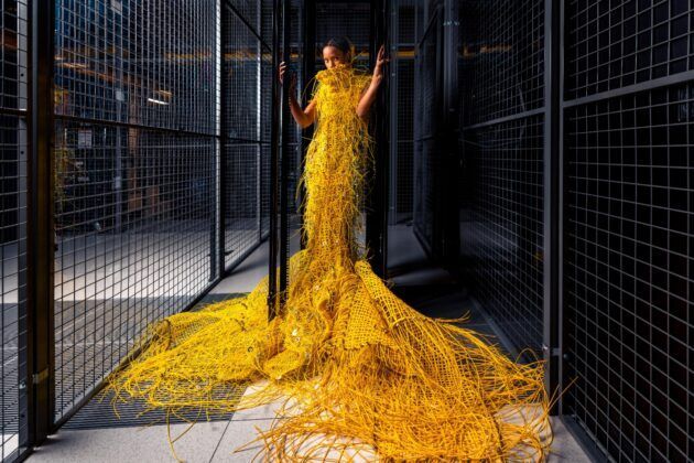 El dise&ntilde;ador Maximilian Raynor revela en la pasarela un vestido hecho con cables y componentes de centros de datos, mostrando el "rostro f&iacute;sico" del Internet. Una propuesta creativa que visualiza la infraestructura digital que conecta el mundo.