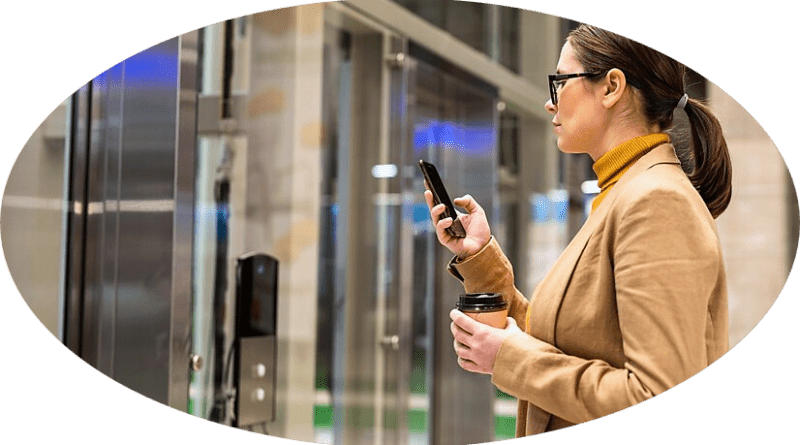 El mercado de las cerraduras inteligentes en Colombia crece rápidamente, impulsado por la adopción de tecnologías avanzadas. Conoce las ventajas de estos dispositivos y cómo contribuyen a un acceso remoto, control de visitas y protección constante.