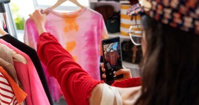 Aprende cómo vender ropa de segunda mano para ganar dinero extra y contribuir al cuidado del planeta. Sigue estos consejos para transformar tu armario en una fuente de ingresos.