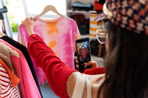 Aprende c&oacute;mo vender ropa de segunda mano para ganar dinero extra y contribuir al cuidado del planeta. Sigue estos consejos para transformar tu armario en una fuente de ingresos.
