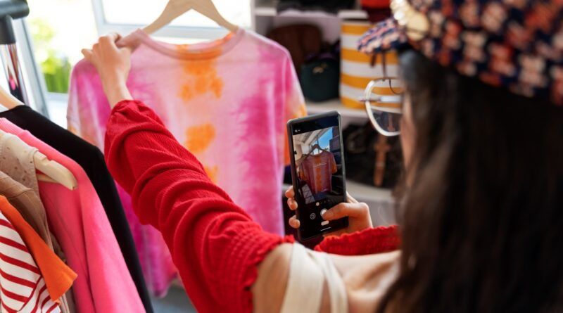 Aprende cómo vender ropa de segunda mano para ganar dinero extra y contribuir al cuidado del planeta. Sigue estos consejos para transformar tu armario en una fuente de ingresos.