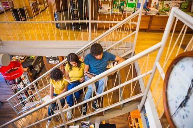 Analizamos las ventajas y la manera de implementar la videoanal&iacute;tica como soluci&oacute;n de seguridad para las escuelas, ayudando a prevenir incidentes y mejorar la gesti&oacute;n de riesgos en el entorno educativo.