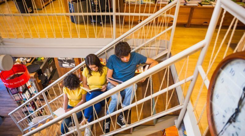 Analizamos las ventajas y la manera de implementar la videoanalítica como solución de seguridad para las escuelas, ayudando a prevenir incidentes y mejorar la gestión de riesgos en el entorno educativo.