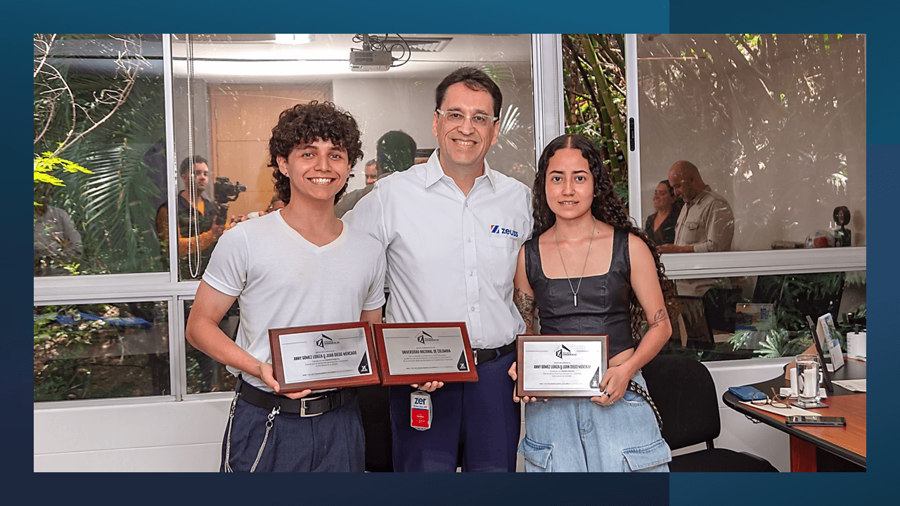Juan Diego Mercado y Anny Gómez, ganadores del concurso, en compañía de Javier Plata